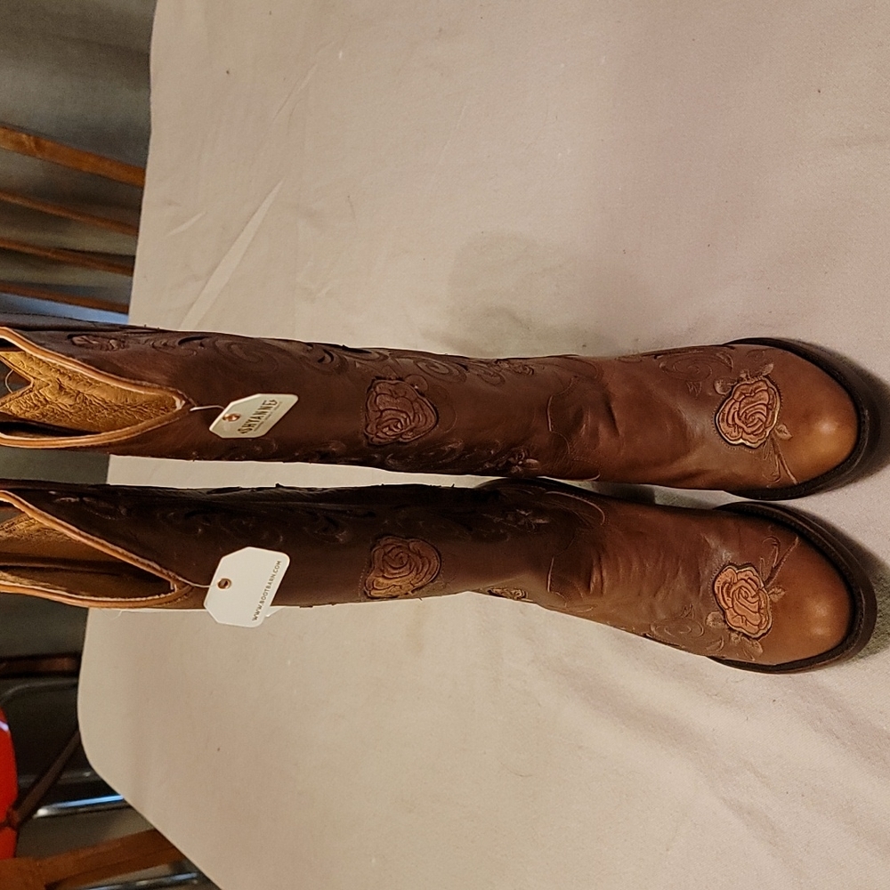 Shyanne womans 7.5 M Tall boots